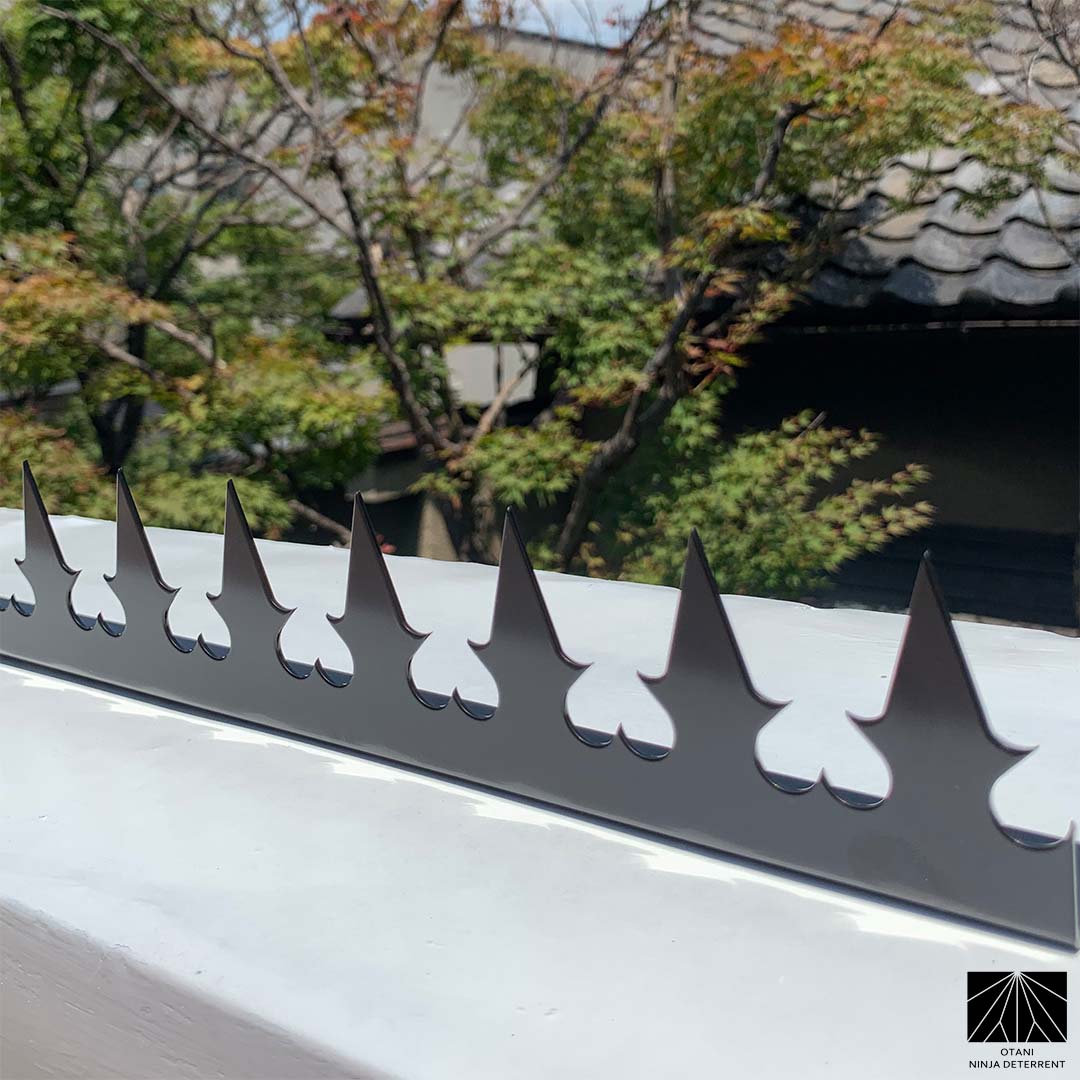 GIZAGIZA black heart spike viewed from angle – minimal silhouette with powerful deterrent effect