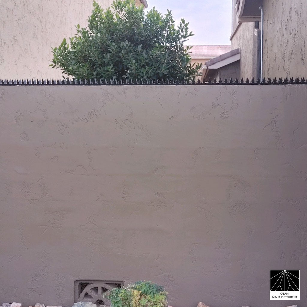 Long-view of GIZAGIZA black dual heart on wall – perfect balance of beauty and anti-intrusion function