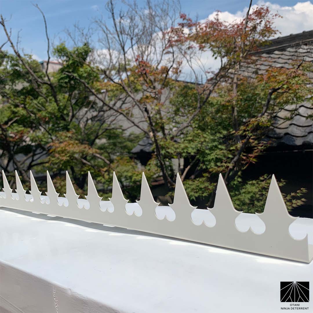 GIZAGIZA white heart spike viewed from angle – minimal silhouette with powerful deterrent effect