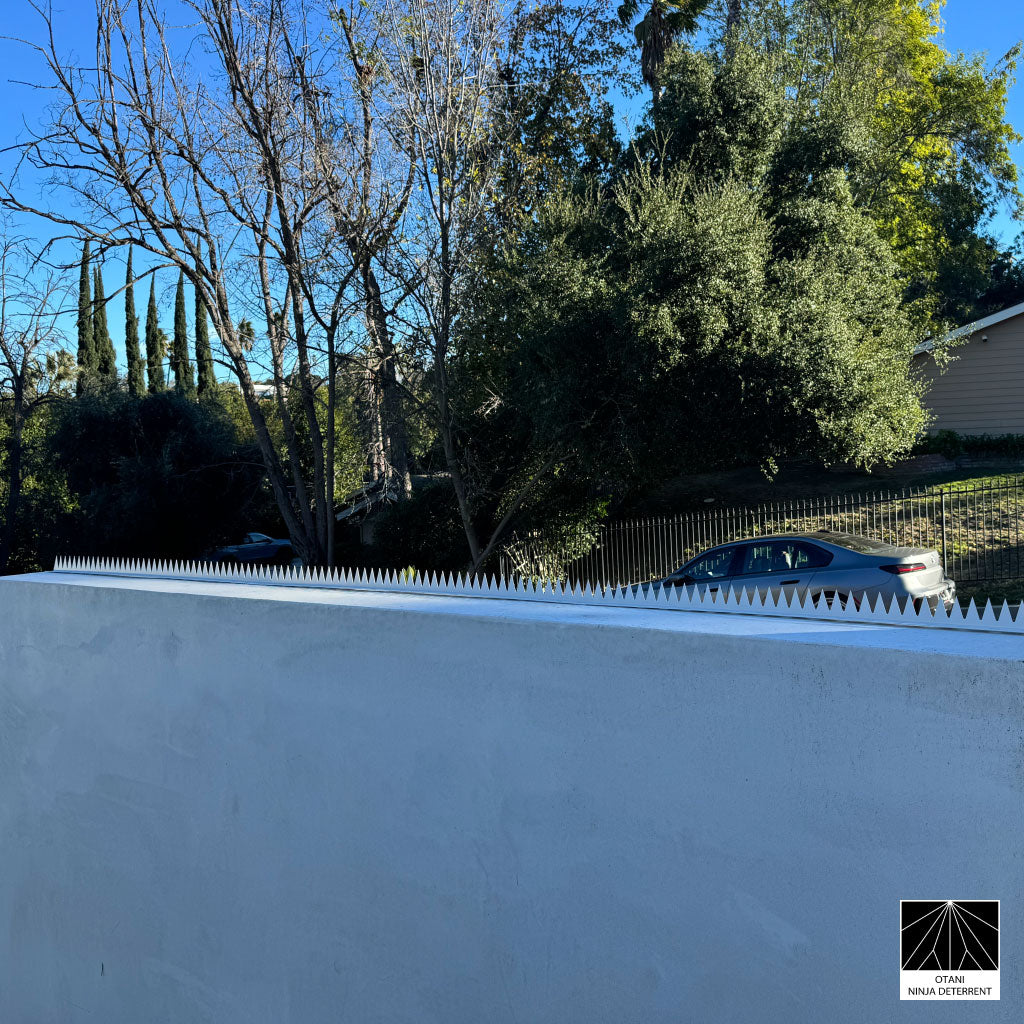 GIZAGIZA White installed on wall – discreet, aesthetic anti-intrusion and bird control solution for luxury homes